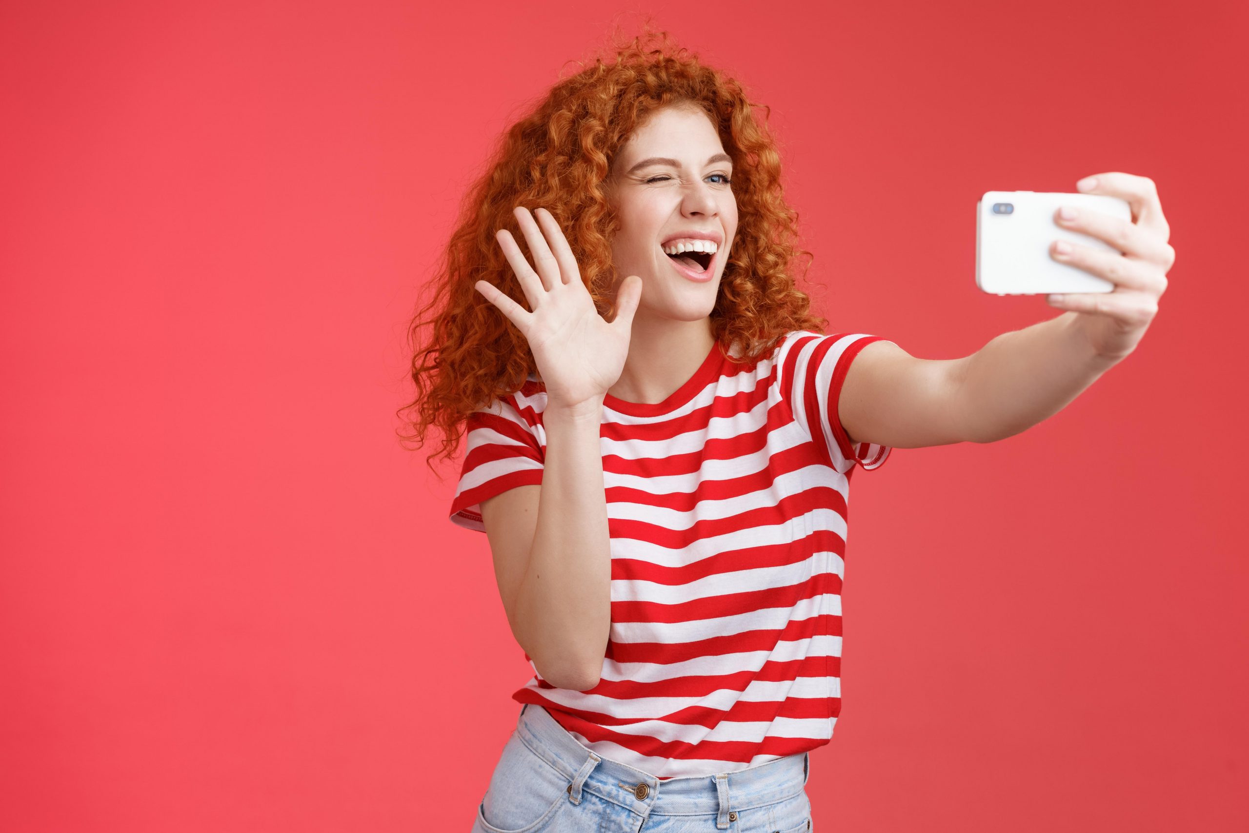 Social Media Content – Handy mit Likes und Herzen
