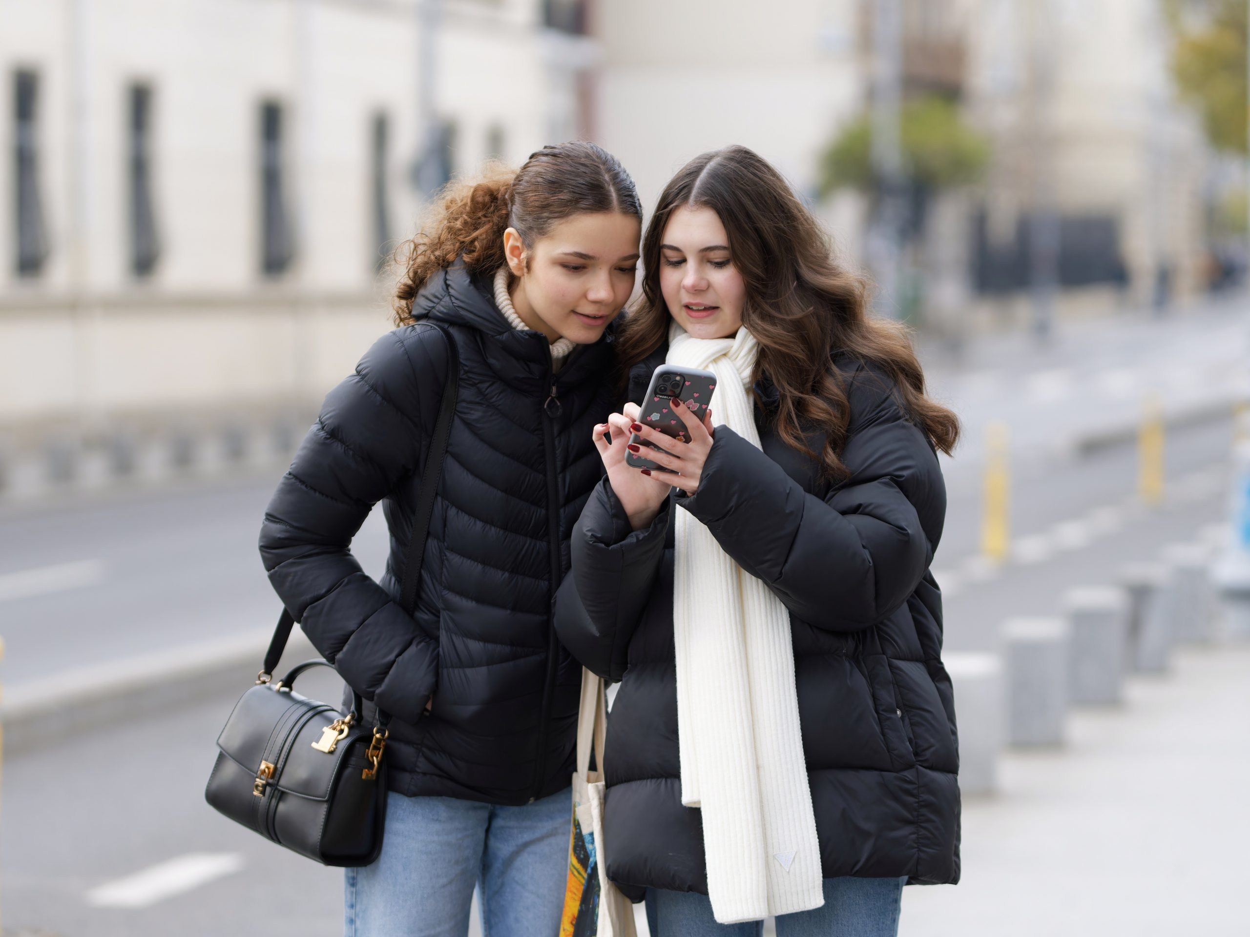 Mädchen am Smartphone – digitale Medien Jugendliche